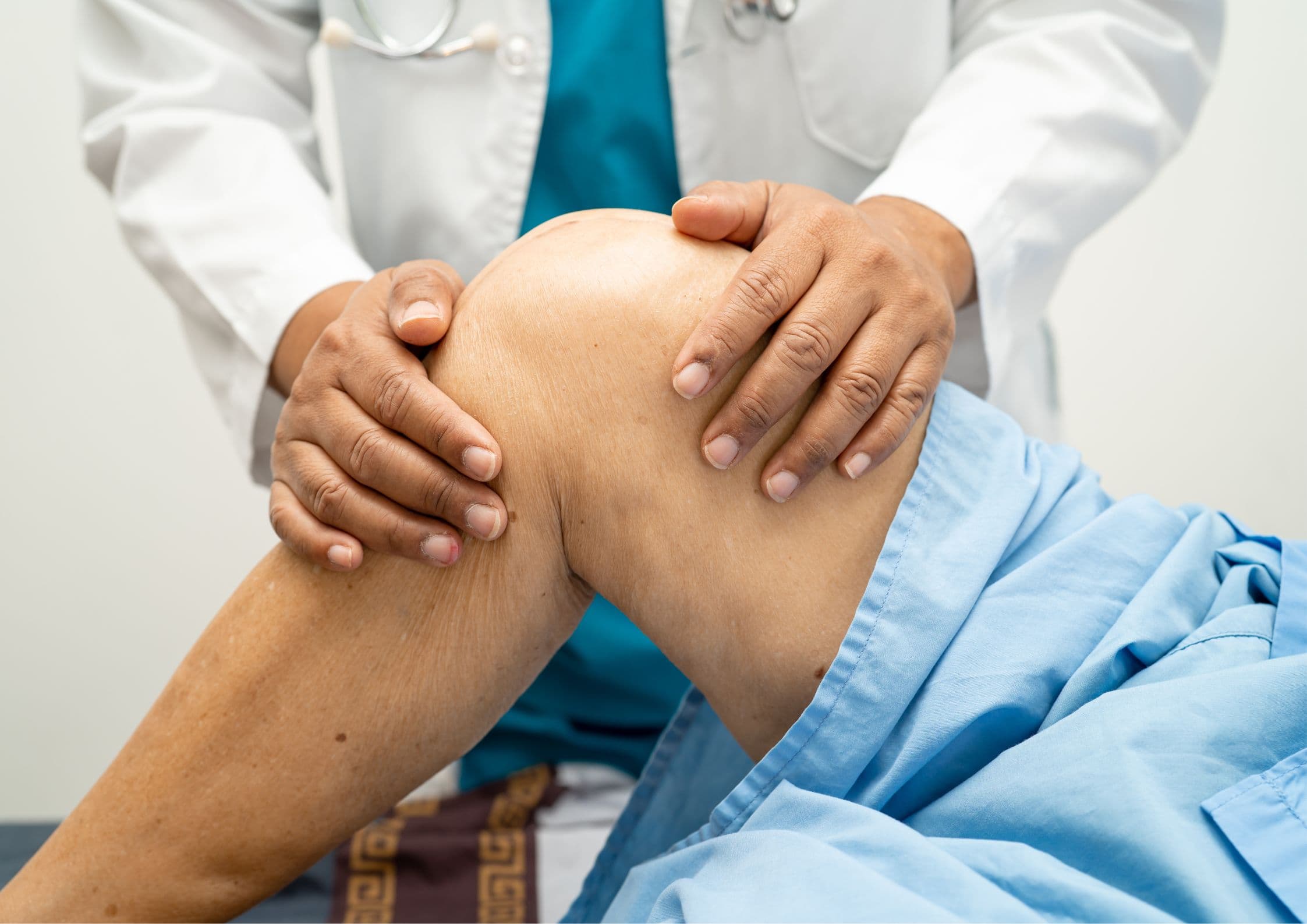 รักษาข้อเข่าเสื่อม แบบครบวงจร | รพ.ธนบุรี ทุ่งสง