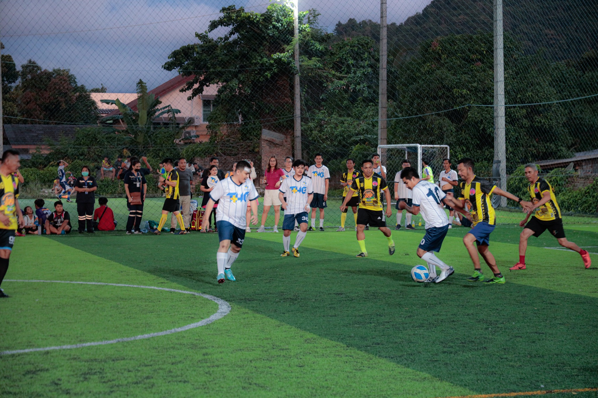 กิจกรรมการเตะฟุตบอลนัดกระชับมิตร TTH